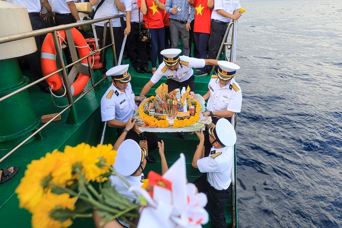 64 Con hạc giấy bay về trời giữa Biển Đông